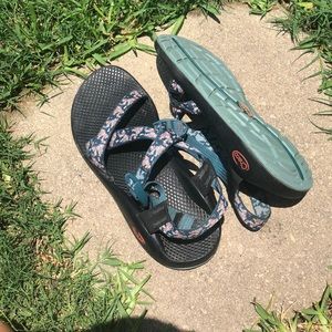 SIZE 9 CHACOS